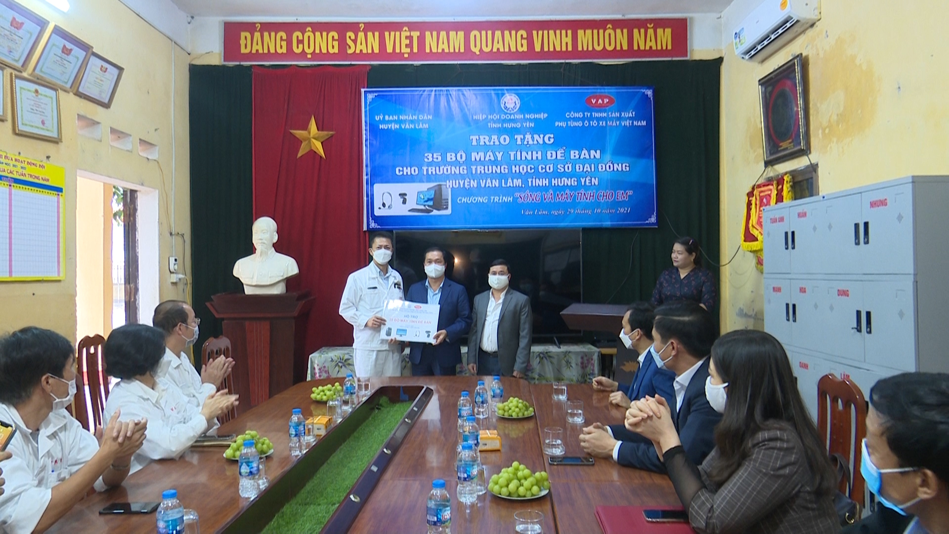   Công ty TNHH sản xuất phụ tùng ô tô xe máy Việt Nam (VAP) trao tặng 35 bộ máy tính để bàn cho trường Trung học cơ sở Đại Động